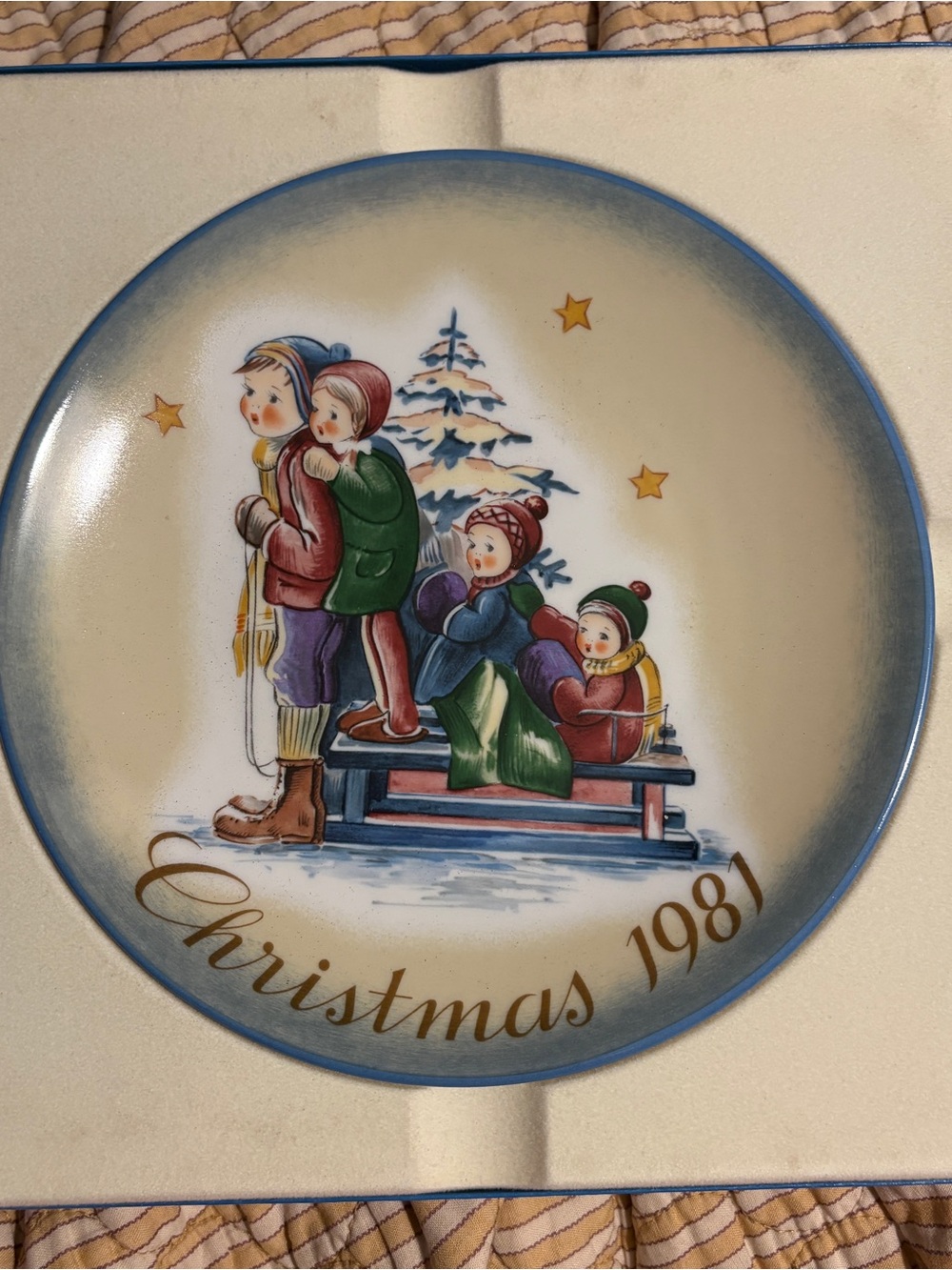 Vintage Schmid Collectibles Christmas 1981 Holiday Decorative Hanging Plate